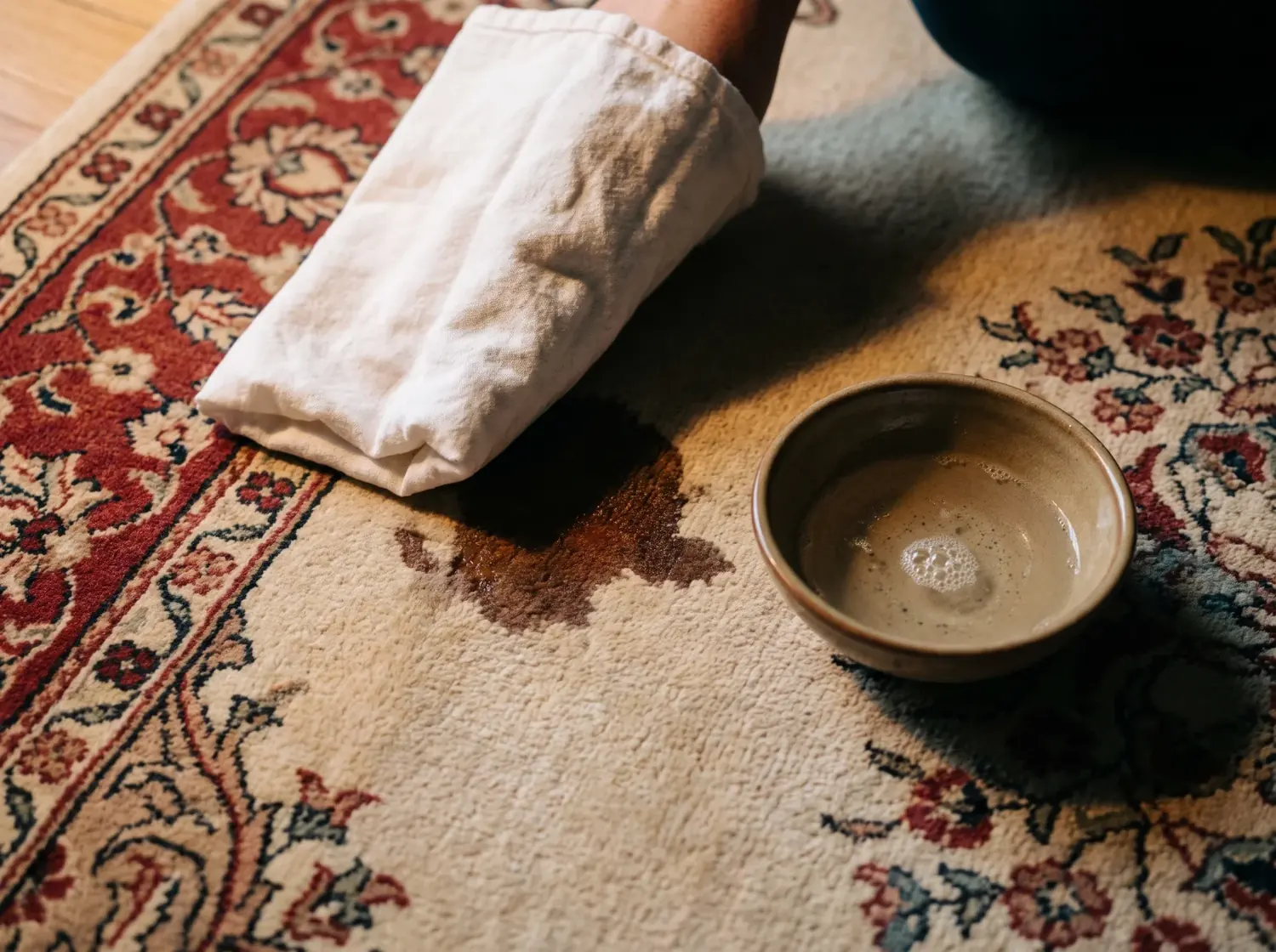 Détachage localisé d'un tapis d'Orient avant lavage complet, atelier Maison Horn